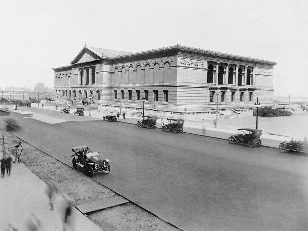 Vista del Art Institute, en Michigan Avenue, c. 1912.

Sus muros de mampostería están revestidos de piedra caliza y el pórtico central de dos pisos del edificio está flanqueado por alas idénticas y perfectamente simétricas.

La influencia de la antigua Grecia y Roma se puede apreciar en la ornamentación,que incluye columnas corintias,frisos copiados del Partenón,un frontón triangular con acroterios y estatuas de diosas en las fachadas norte y sur.