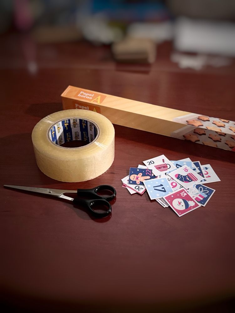 -Tijeras
-Cinta adhesiva ancha 
-Los dibujos en papel que queramos convertir en pegatina
-Papel sulfurado (de horno, vamos)