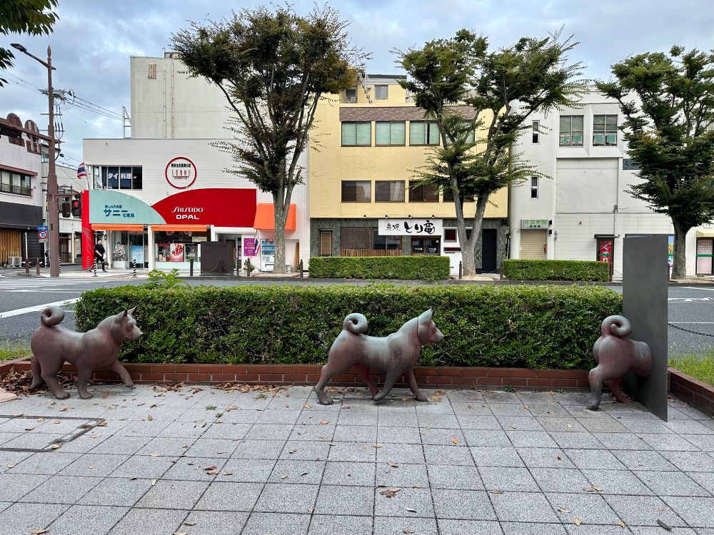 籔内佐斗司の彫刻「あきたいぬもあるけば」の一部