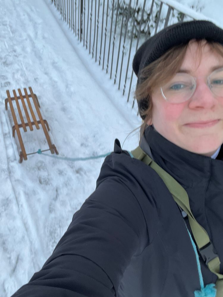 Thea glücklich mit Schlitten. 