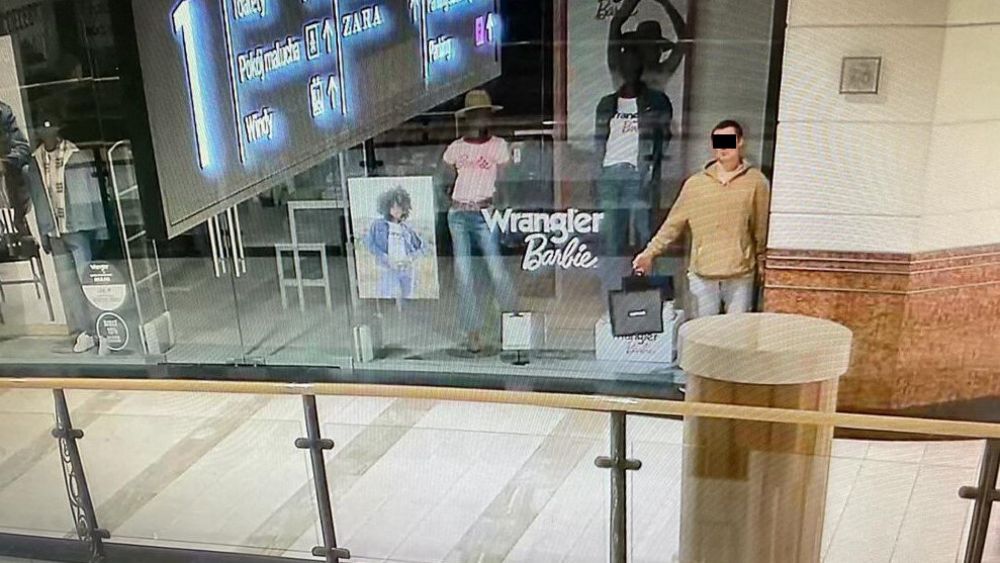 Man Poses as Mannequin to Steal Jewelry