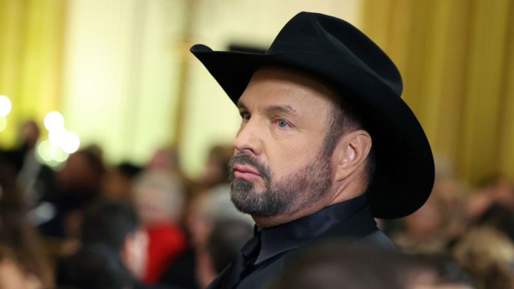 Garth Brooks accused of sexual assault and battery in lawsuit from hair-and-makeup artist who worked for him | CNN