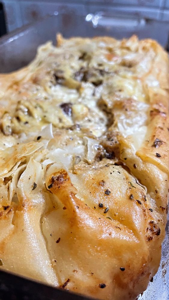 foto de um assado de massa filo com o canto bem dourado e crocante