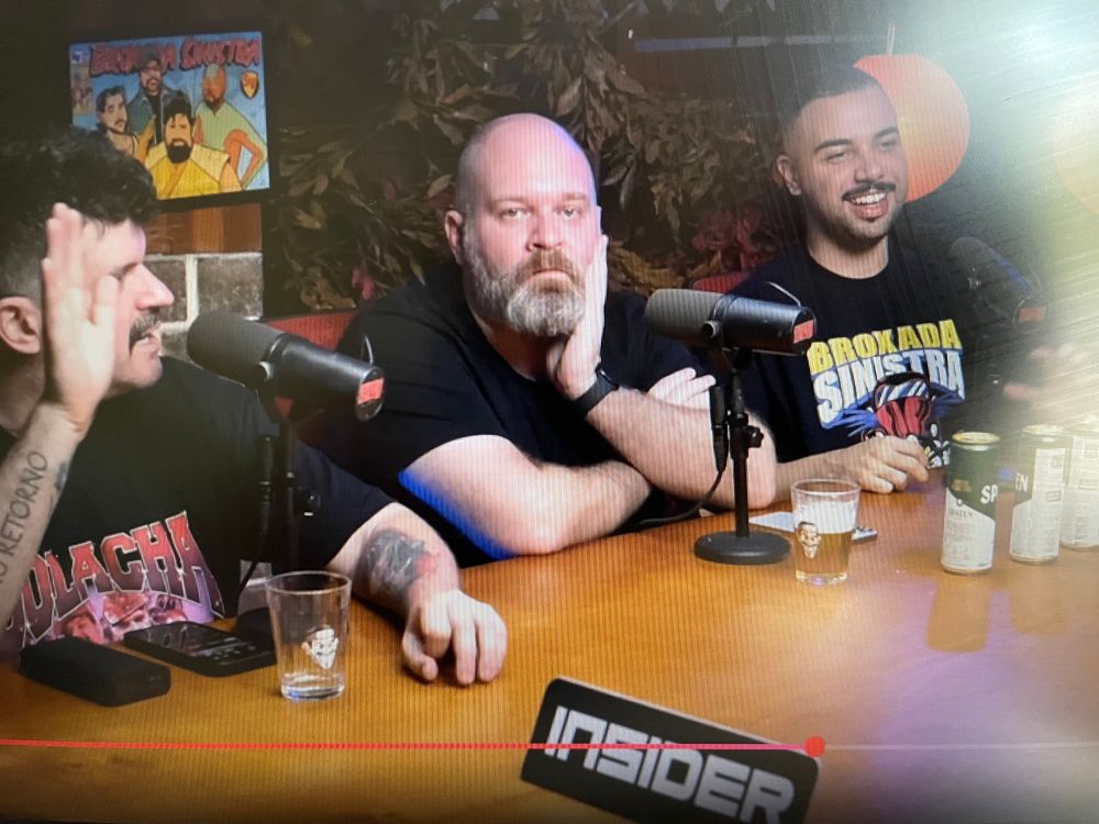 print do podcast broxada sinistra que mostra o Magal falando, o Nargas rindo e no meio o Chico Barney encarando a câmera com "help" escrito nos olhos (metaforicamente)