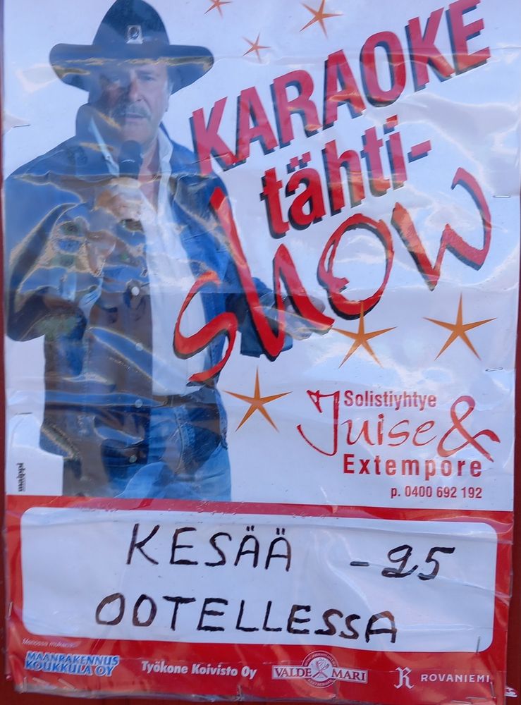 keikkajuliste, "Karaoketähtishow, solistiyhtye Juise & Extempore", jossa farkkuasuinen mies stetsonissa mikrofoni kädessä. teksti "Kesää -25 ootellessa"