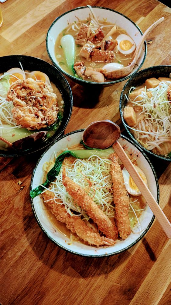 Vier verschiedene Ramen auf einem Holztisch