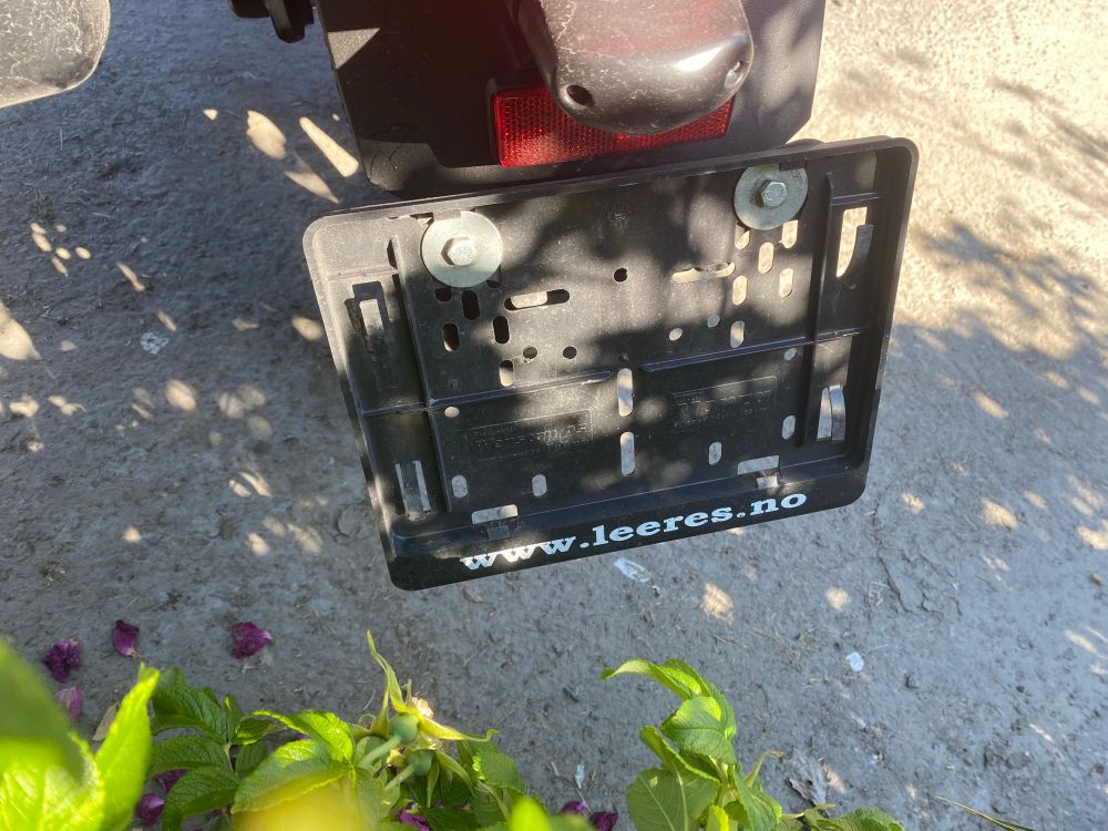 Rammen for skilt på motorsykkel er tom. 