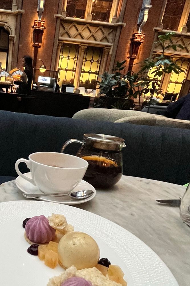 テーブルの上にムース的なデザートの皿とラプサンスーチョンティー
ネオゴシックスタイルの内装