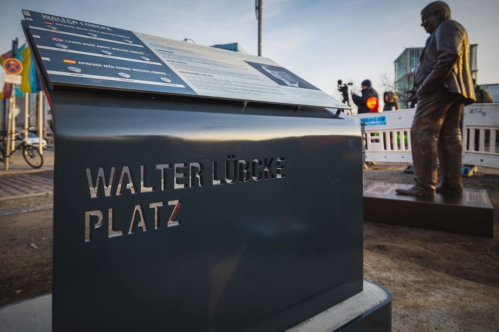 Vor dem CDU-Hauptquartier in Berlin steht eine neue Statue von Walter Lübke, der von einem AfD-Anhänger ermordet wurde. 
