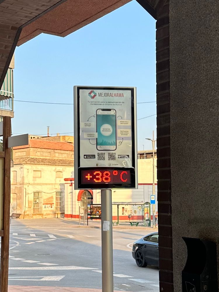 Termómetro de la plaza marcando 38 grados 