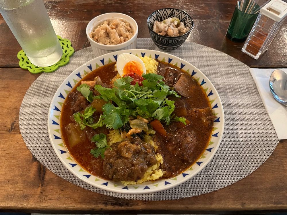 牛すじと豚ナンコツあいがけカレー