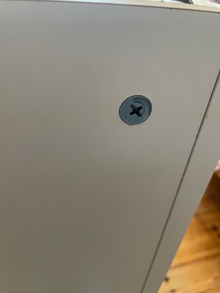 Eine von diesen komischen Schrauben an einem Schrank die man mystisch festdreht 