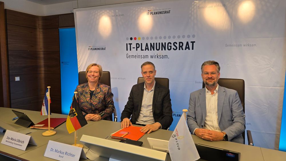 Staatssekretärin Ulbrich (Vorsitz 2025), Staatssekretär Dr. Richter (Vorsitz 2024) und FITKO-Präsident Dr. Göbel lächeln zufrieden vor einer Wand mit Aufdruck IT-Planungsrat am Tisch der Pressekonferenz nach der 45. Sitzung des IT-Planungsrats vom 13.11.2024 zu Gast im Bundesinnenministerium in Berlin. 