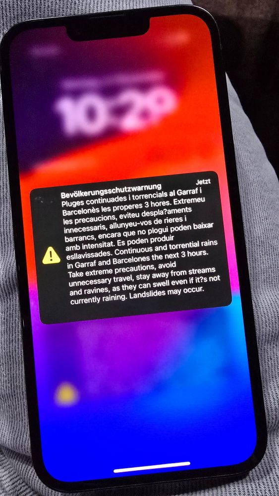 Broadcast Warnung auf einem Smartphone während einer Konferenz in Barcelona. 