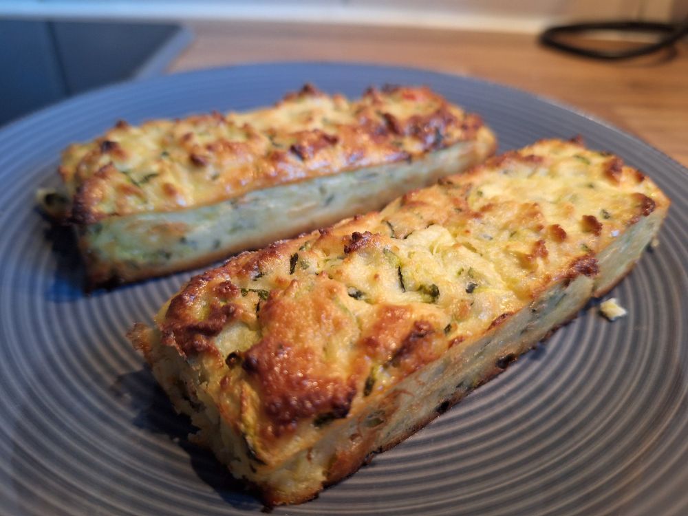 De overheerlijke goudbruin gebakken courgettestaven 