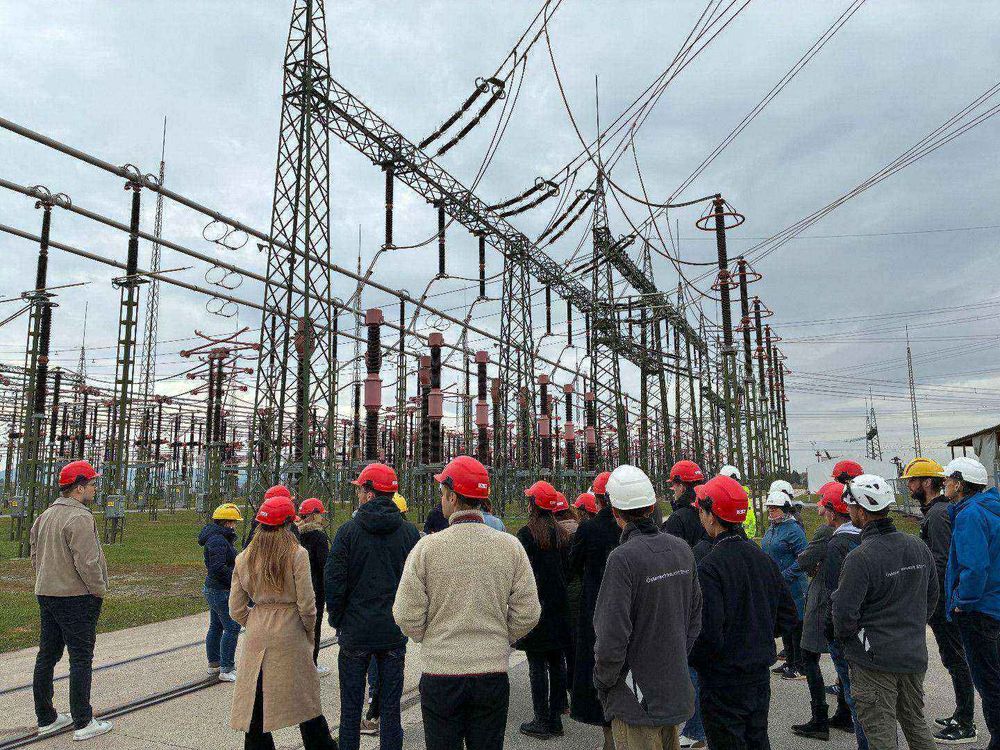 eine Gruppe von Menschen in Schutzhelmen