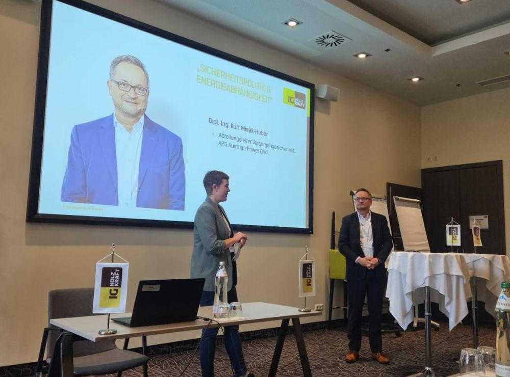 ein Mann und eine Frau stehen vor einer Leinwand