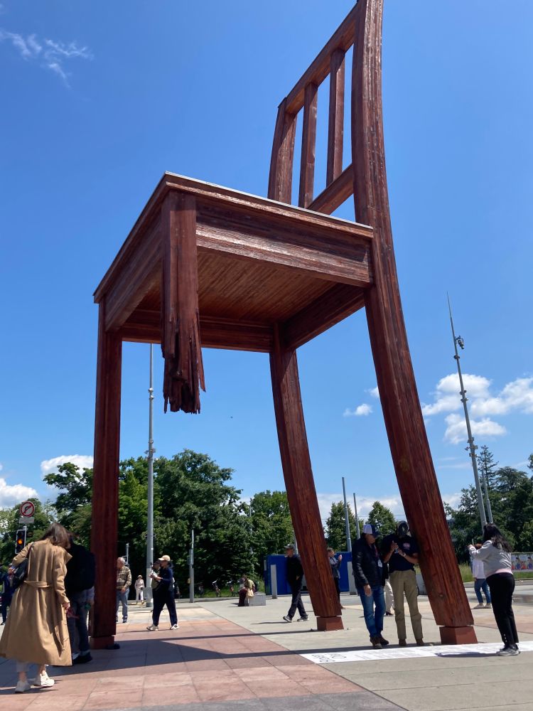 ”Broken chair” a giant chair with a three legs (the fourth is broken). Made by Swiss artist Daniel Berset [fr], and constructed by carpenter Louis Genève. It symbolises opposition to land mines and cluster bombs, and acts as a reminder to politicians and diplomats visiting Geneva. (Source: Wikipedia)