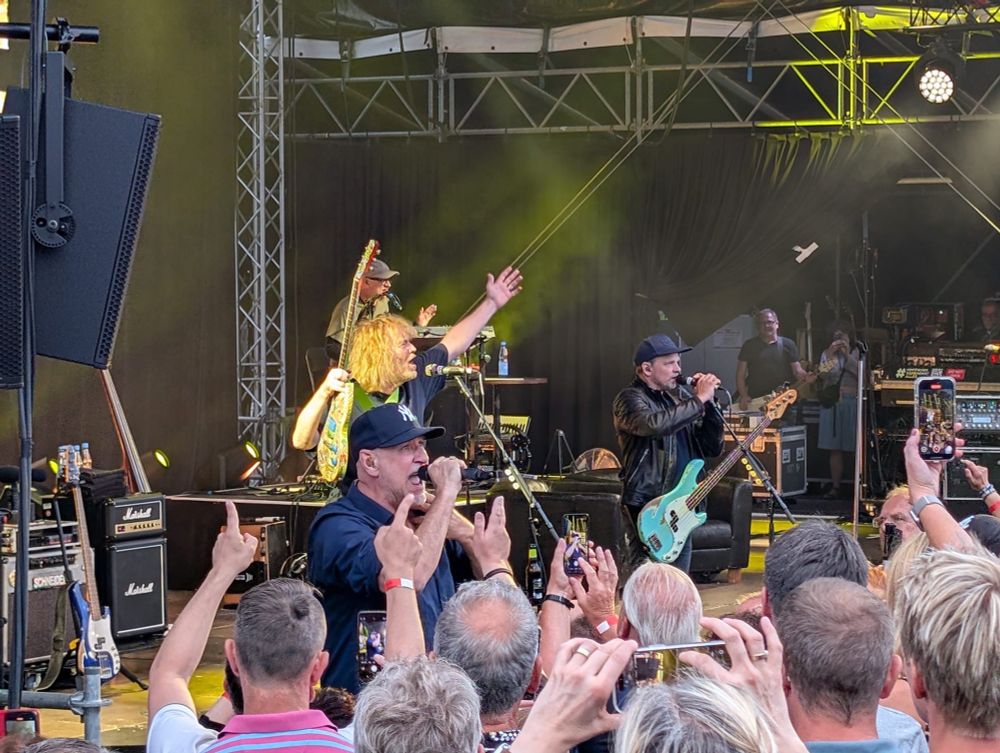 Blick auf die Bühne von Fury in the Slaughterhouse, im Vordergrund das Publikum