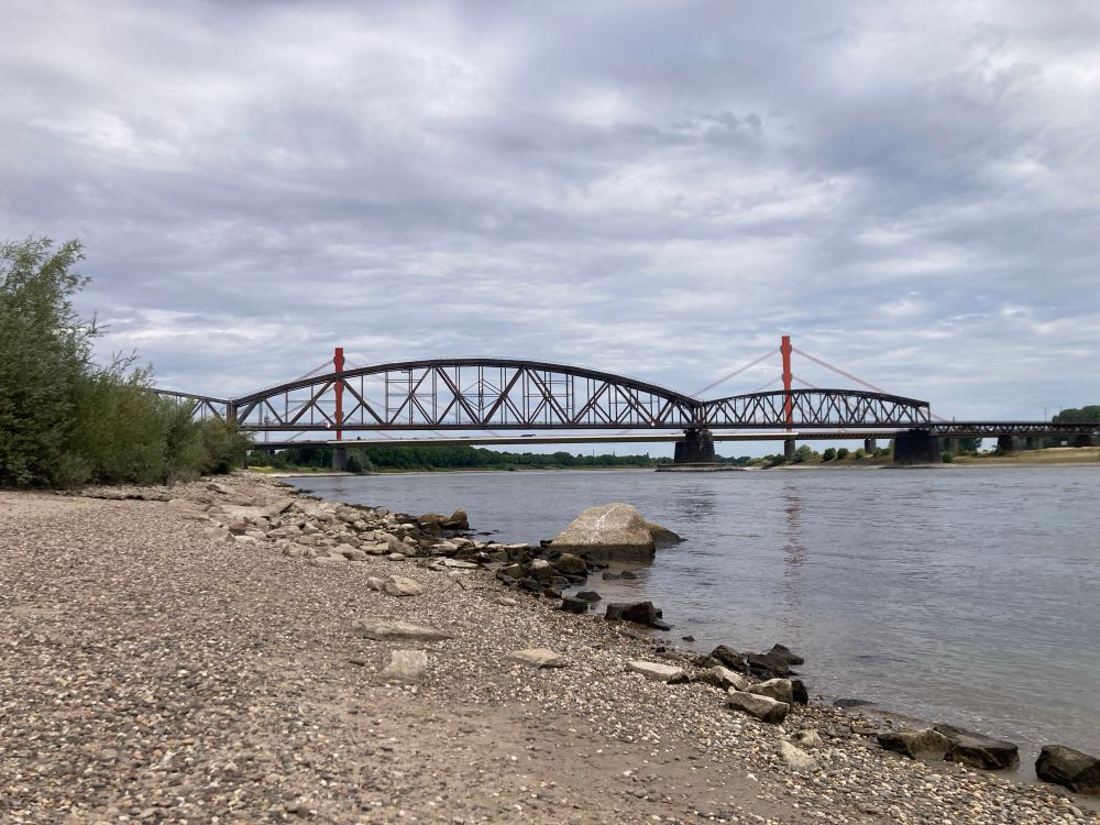 Blick auf eine Rheinbrücke bei Duisburg-Hornberg
