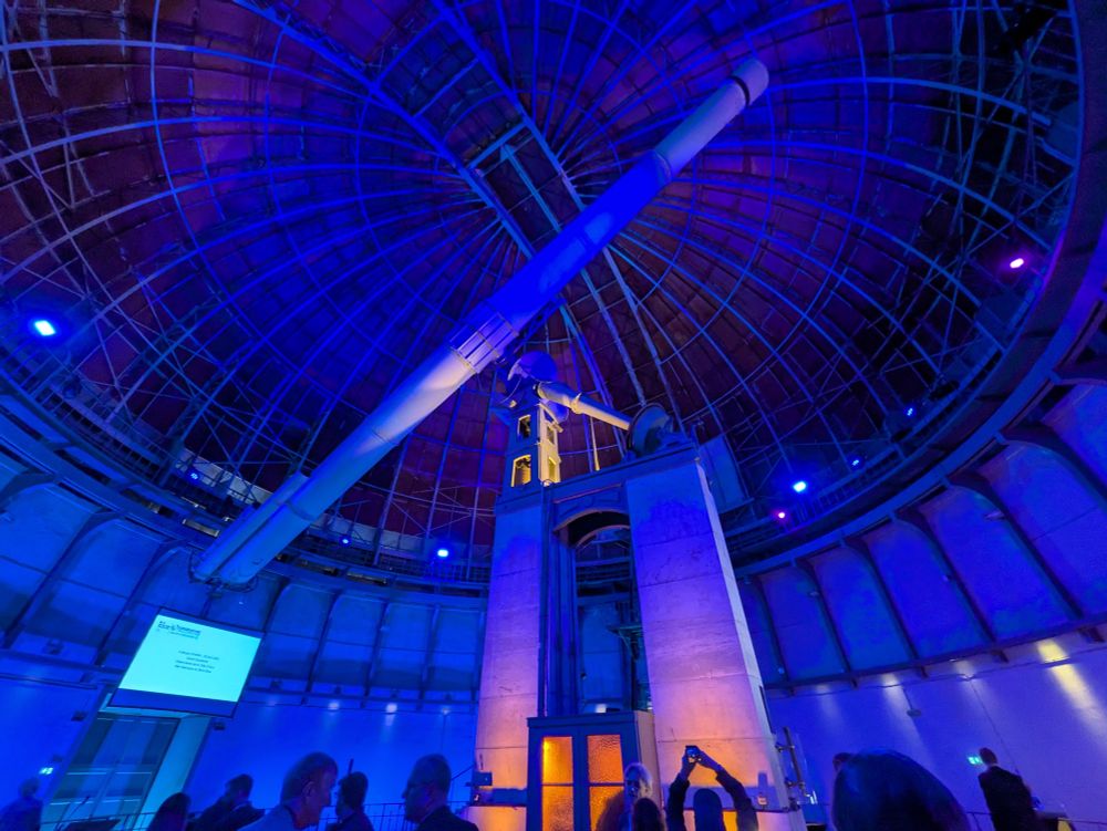 La Grande Lunette de Nice, sous un éclairage bleu tamisé