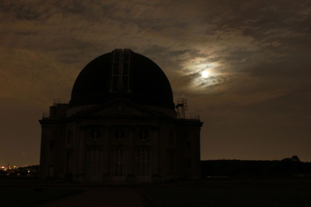L'ombre de la Terre a quitté la Lune. Logiquement, elle apparaît hors des nuages. Pleine.