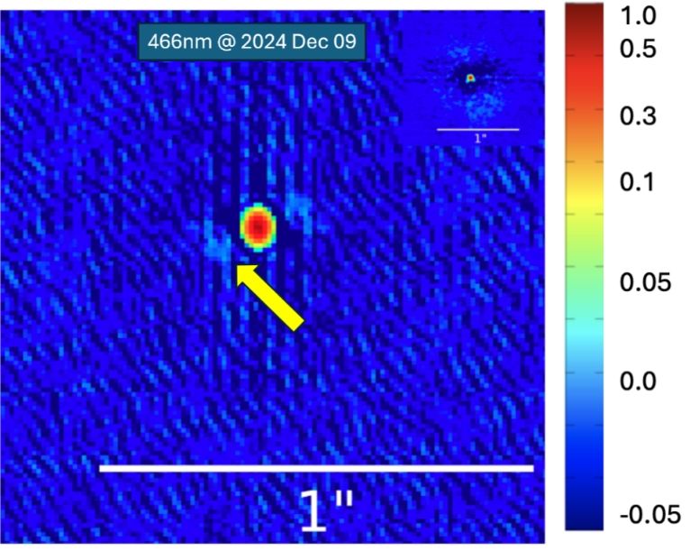 Voici maintenant l'image issue de l'article scientifique (https://arxiv.org/abs/2507.15749). 

Plus à voir. La supergeante rouge est au centre en vert-rouge, sans déformation vers le compagnon. Le compagnon est indiqué par une flèche jaune au sud-est, mais c'est une tâche floue faible, qui est aussi présente de l'autre côté de l'étoile. 