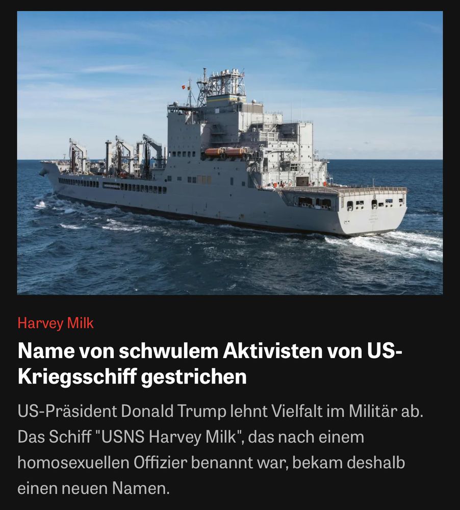 Webseitenscreenshot. Er zeigt: 
Das ehemalige Schiff USNS Harvey Milk in Totale von schräg hinten auf  dem Meer. Die Größe ist etwa ein mittleres Schiff in Hellgrau gestrichen, die Brücke als Aufbau in der Mitte, seitlich ein orangefarbenes Rettungs- oder Aussenmotor-Boot, vorne scheinen 4 kleine Kräne angebracht zu sein. Darunter der Artikeltext, bzw. Die Überschrift: Harvey Milk - Name von schwulem Aktivisten von US-Kriegsschiff gestrichen.