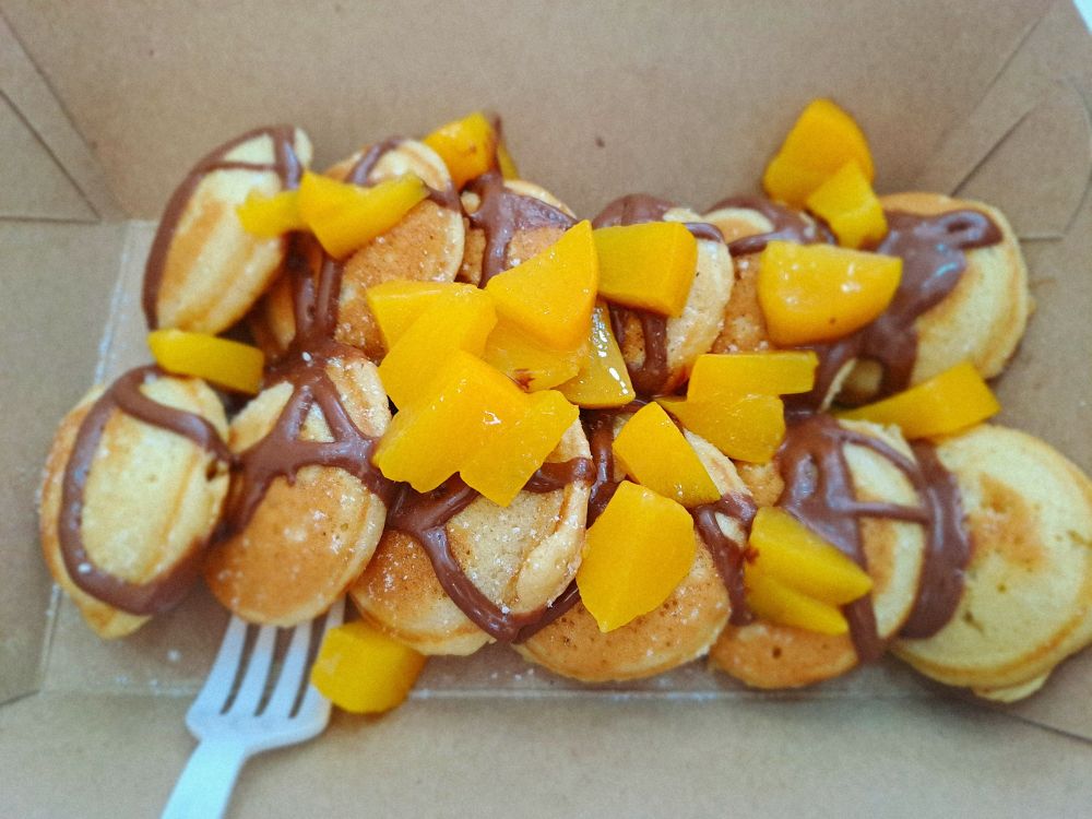 Smol hotcakes with nutella and peach.
