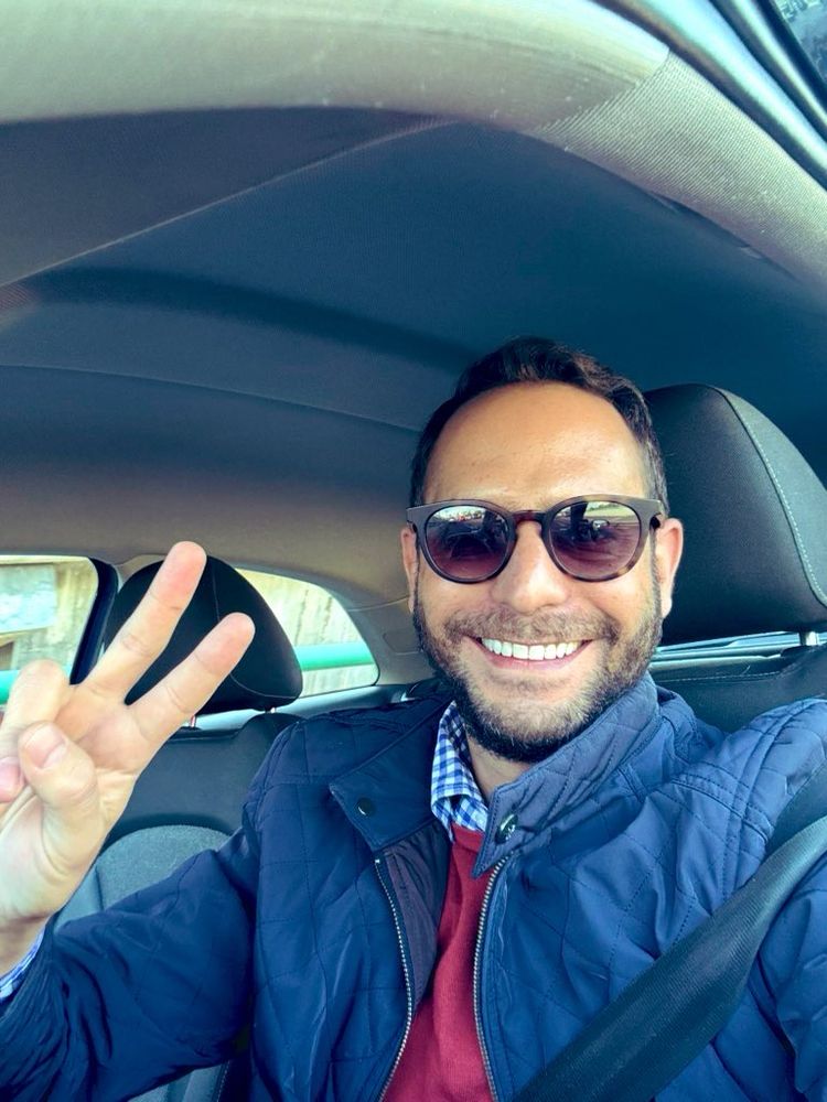 Foto selfie con chamarra lentes y sweater 