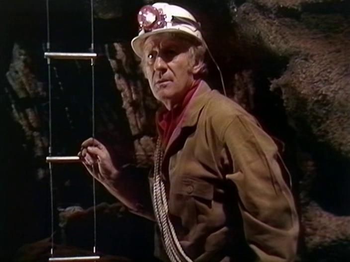 Le Doctor en tenue de Spéléologue qui descend dans les grottes. 