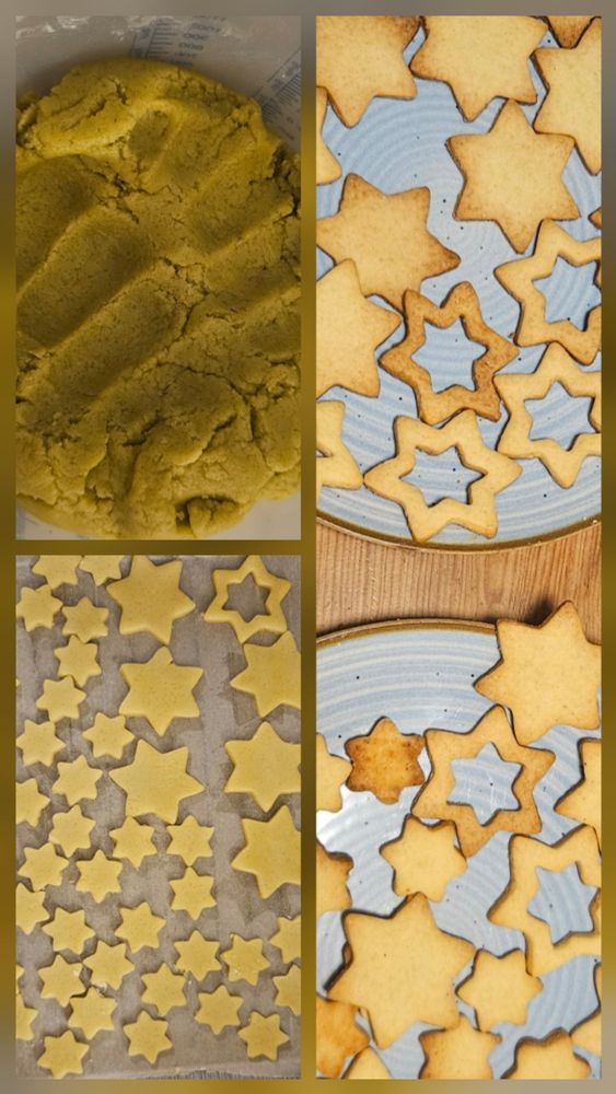 Die ausgestochenen Kekse zum abkühlen auf Tellern. 