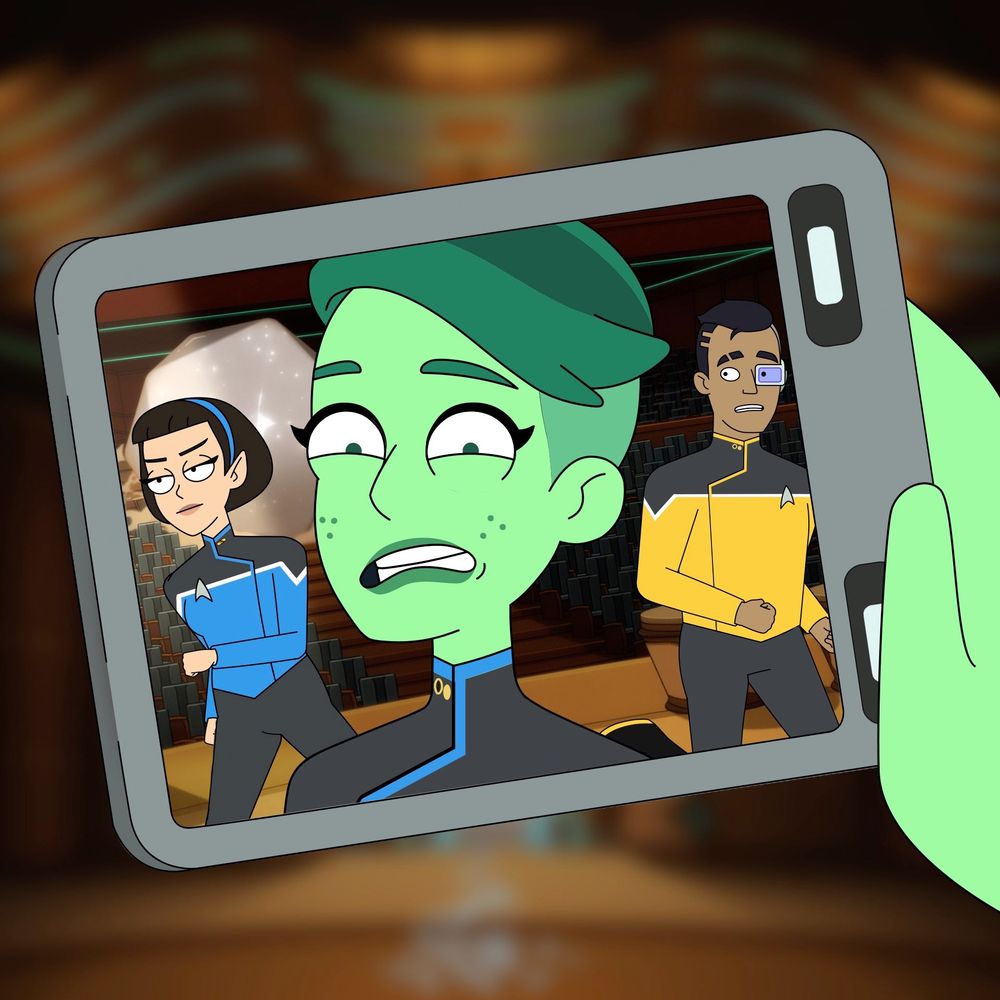 Tendi Selfie, sie ist mit T'Lyn und Rutherford in Nöten, hinter ihnen rollt der Ikosaeder an.