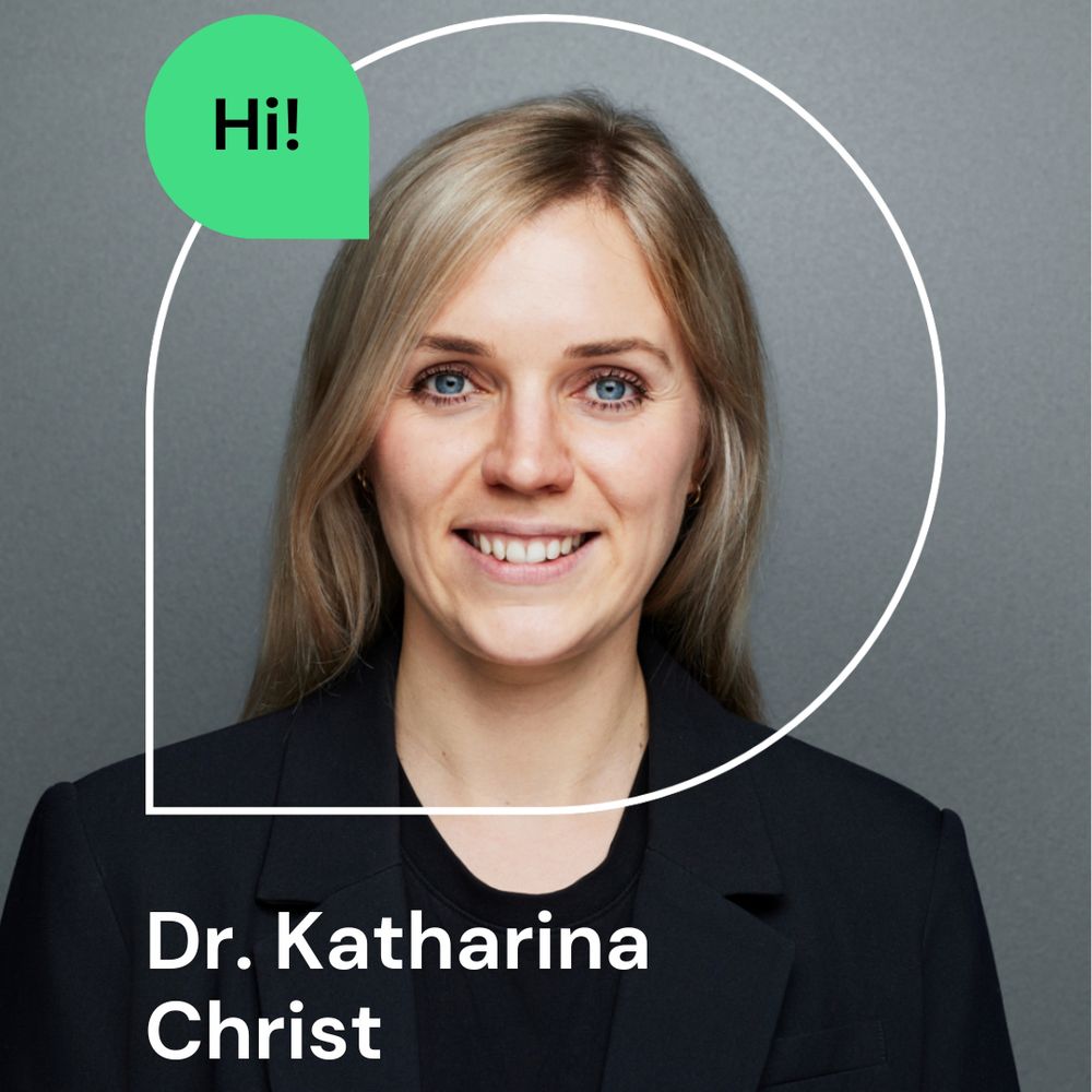 Dr. Katharina Christ, die neue Forscherin am NaWik lächelt für ein Portrait in die Kamera. Oben Links ist eine grüne Sprechblase zu sehen auf der: Hi! steht. 