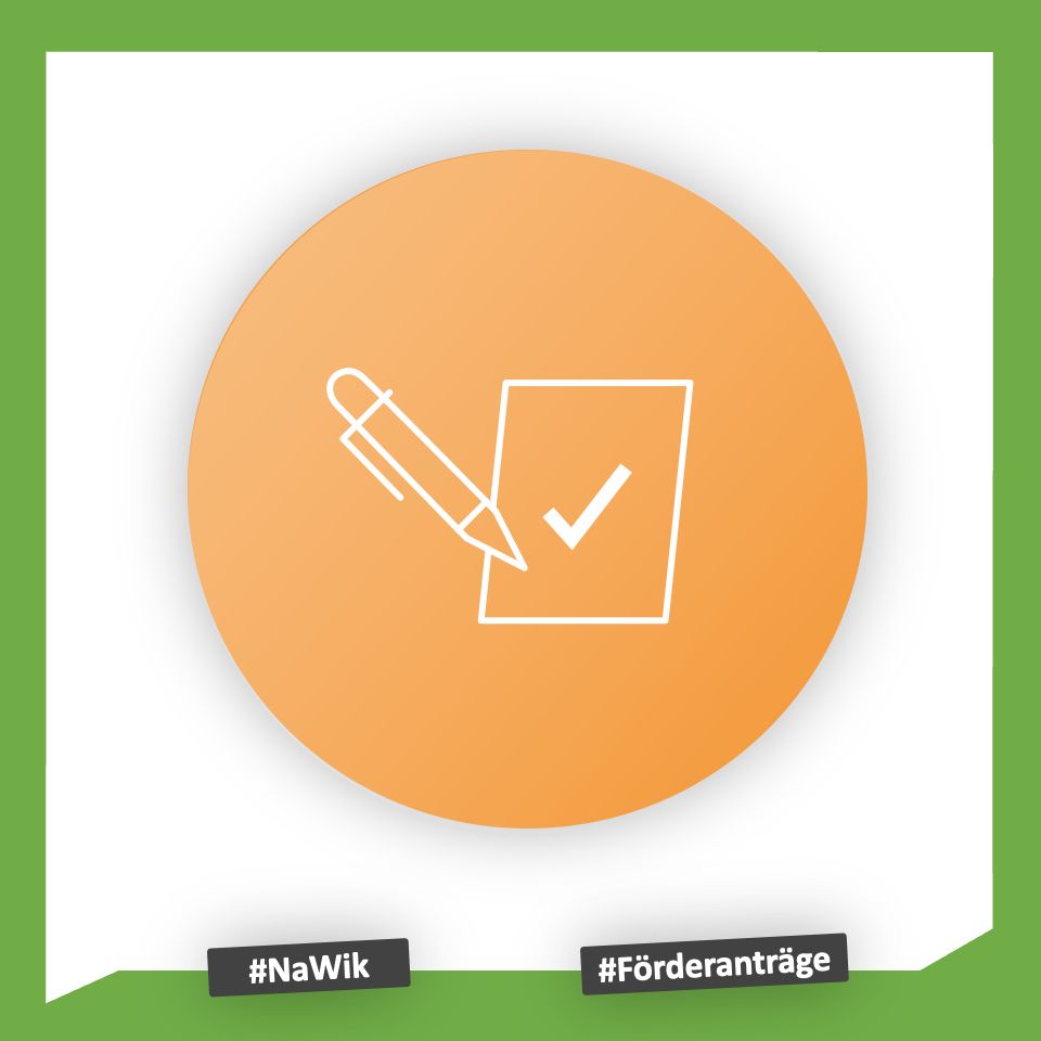 Das Bild zeigt eine Sprechblase mit weißem Hintergrund und grünem Rand. In der Sprechblase ist ein orangefarbener Kreis mit einem Stift und einer Checkliste abgebildet. Dieses Icon steht sinnbildlich für das Seminar “Wissenschaftskommunikation in Förderanträgen". 
Am unteren Bildrand sind vor schwarzem Hintergrund die Hashtags NaWik und Förderanträge eingebunden.