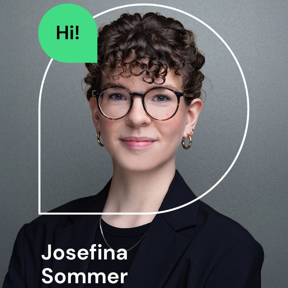 Josefina Sommer, die eine Brille und eine schwarze Jacke trägt und lächelnd ins Bild blickt. Auf einer grünen Sprechblase steht : Hi!