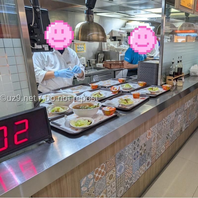番号札もらって、料理が出来たら呼ばれる方式。