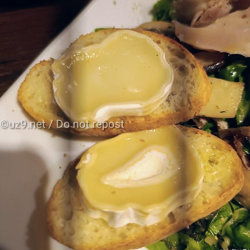 カリカリパンの上に乗ってるチーズが、美味しかった！