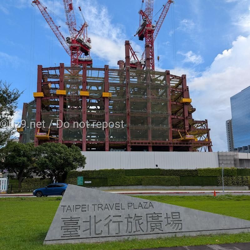 台北駅の西側の緑地帯、臺北行旅廣場から。