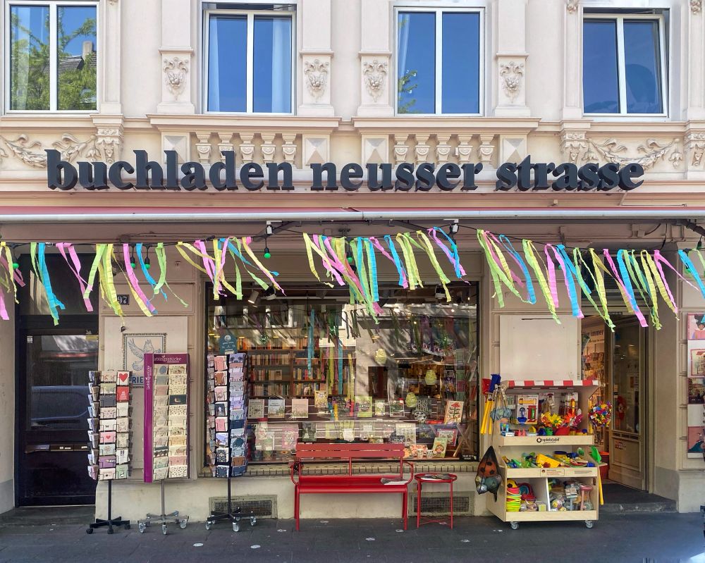 Der Buchladen Neusser Straße in Köln-Nippes mit wehenden Kreppbändern geschmückt