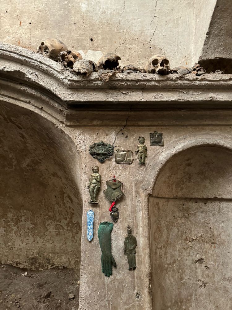ex-voto e teschi nella chiesa di Santa Luciella a Napoli