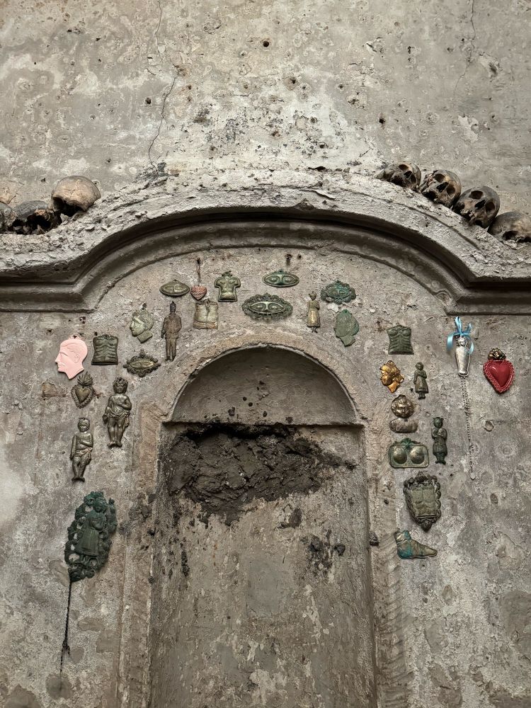 ex-voto e teschi nella chiesa di Santa Luciella a Napoli