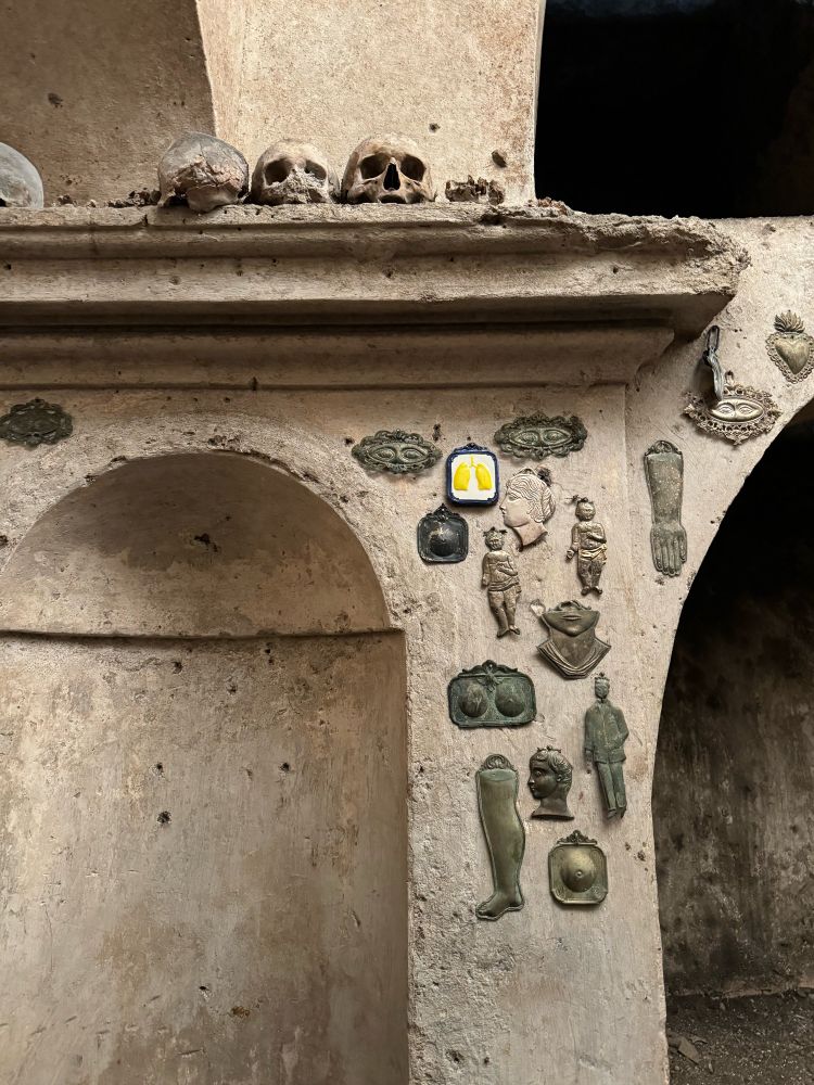 ex-voto e teschi nella chiesa di Santa Luciella a Napoli