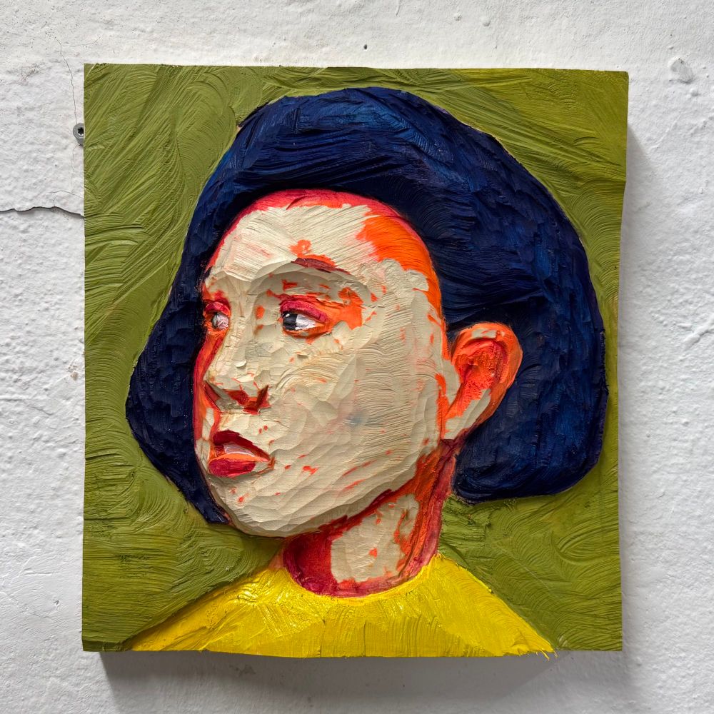 Holzrelief mit den Portrait einer Frau.