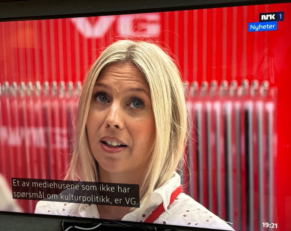 Redaksjonell leder i VG Nyheter, Eva-Therese Grøttum, intervjues av reporter. Reporterens voiceover: "Et av mediehusene som ikke har spørsmål om kulturpolitikk, er VG"