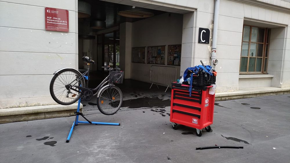 Meuble à roulettes pour réparation vélo cour des grands moulin devant la BU