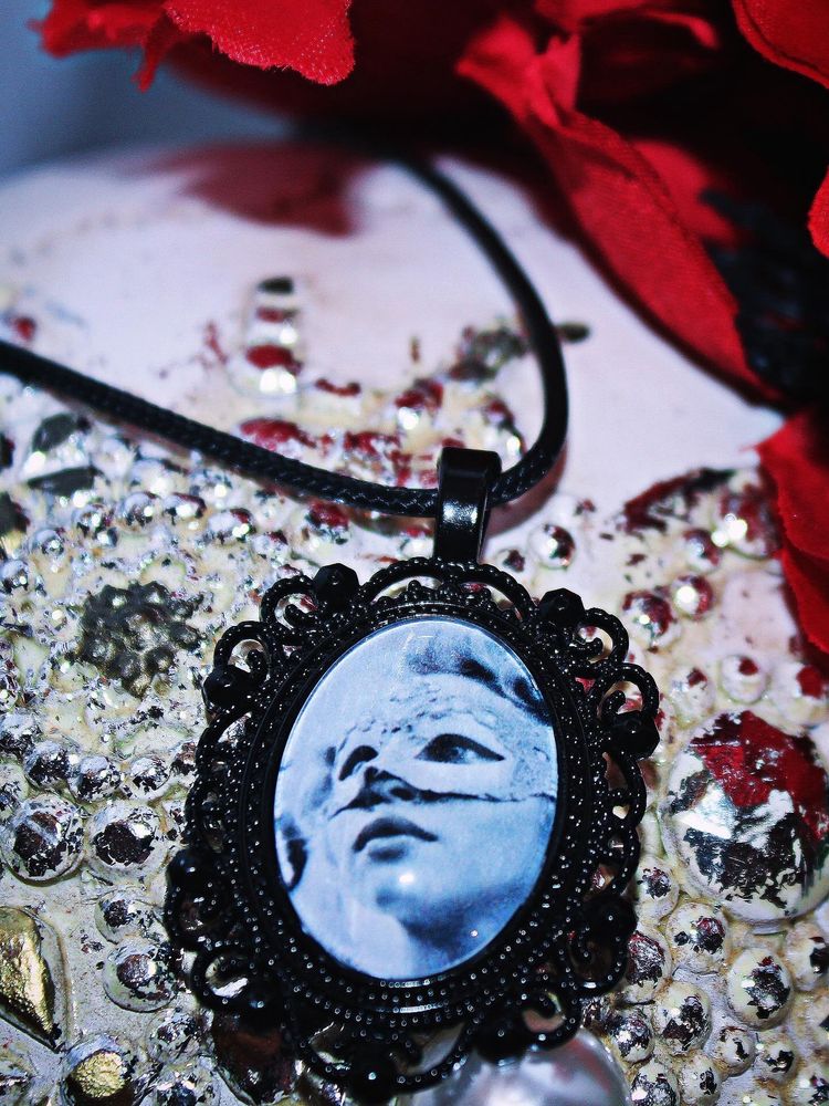 S1 Claudia pendant 