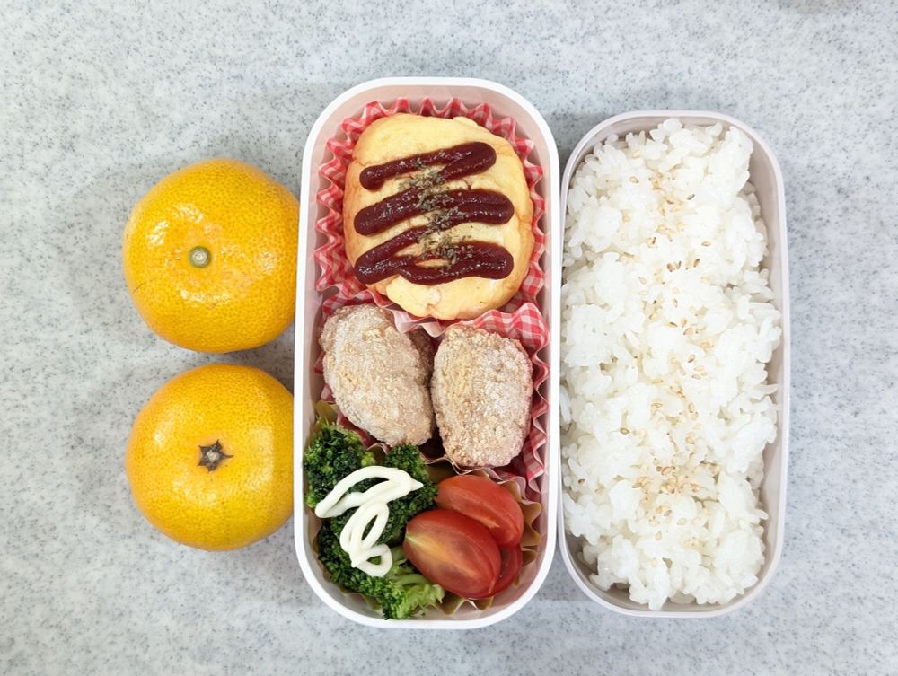 枝豆とチーズ入りオムレツ、唐揚げ、ブロッコリー🥦、トマト🍅、みかん🍊