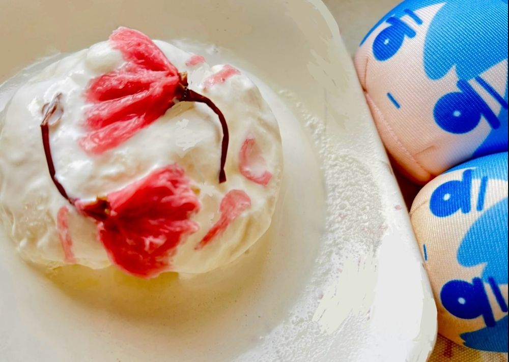バニラアイスに桜のトッピング