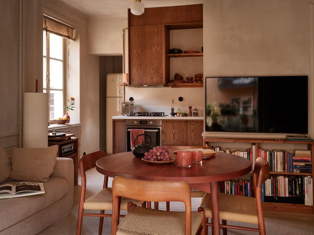 Tiny flat with limewash walls and a dark oak kitchen - Love, DecorWorks